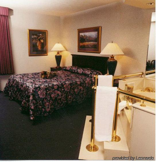 Fairbridge Inn & Suites Fort Wayne Room photo